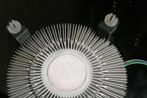 散热器硅胶的正确拆卸方法是什么？拆卸时需要注意哪些安全事项？