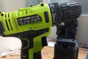 手电使用充电器充电的方法是什么？有哪些注意事项？
