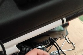 手机粘在充电器上如何安全取下？