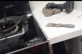 集成灶玻璃面板清洁方法（轻松清洁集成灶玻璃面板）