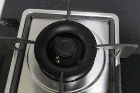 燃气灶盖子孔堵了怎么办（解决燃气灶盖子孔堵塞问题的有效方法）