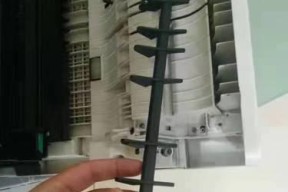 复印机纸皱纹的原因和解决方法（揭秘复印机纸张皱纹的成因）