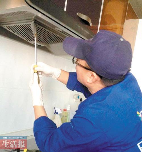 如何清洗油烟机上的油渍和污垢（以翻毛皮鞋为工具）  第2张