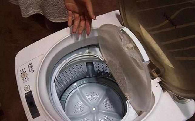 半自动洗衣机清洗方法（教你如何正确清洗半自动洗衣机）  第2张