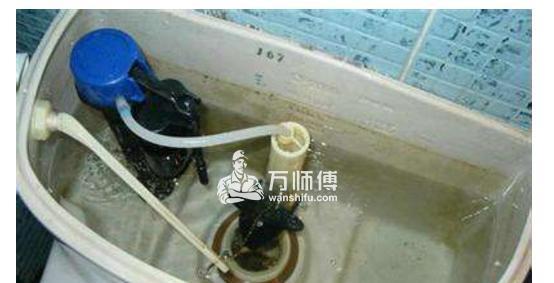 如何更换坏掉的马桶冲水阀（简单步骤教你解决马桶冲水阀问题）  第2张