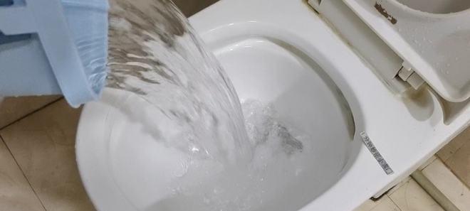 马桶堵了下不了水什么原因？如何快速解决？  第3张