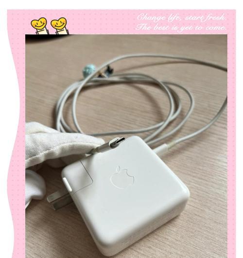 苹果充电器带孔的是什么版本？带孔充电器与普通充电器有何区别？  第3张