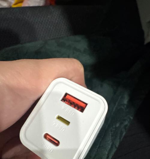 充电器C口插头的外观特征是什么？它与其他插头有何不同？  第1张