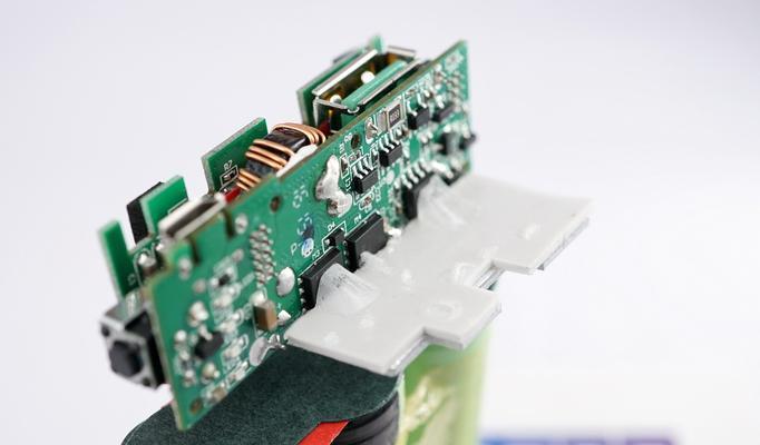 手机电池胶盒打开方法图解有吗？步骤复杂吗？  第1张