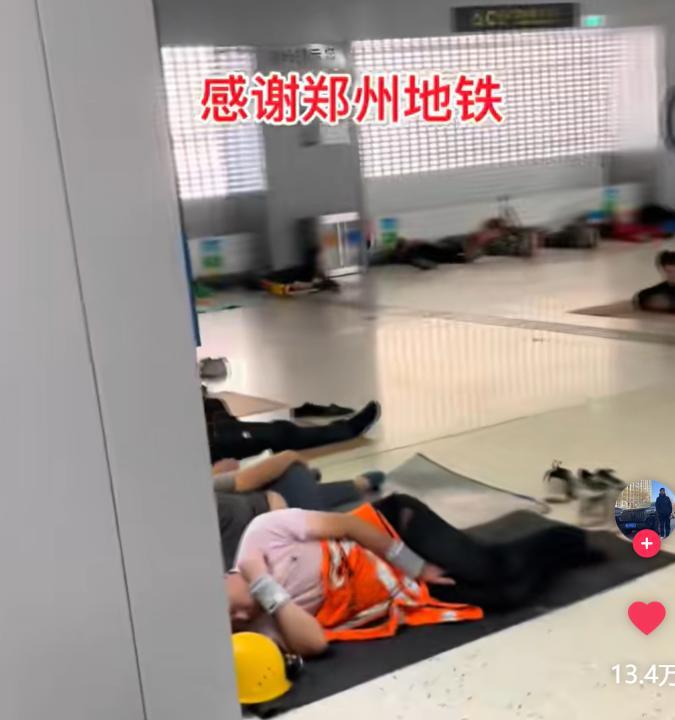 人民的地铁！郑州地铁设置纳凉处，标语引全网泪奔：建设者休息区  第4张
