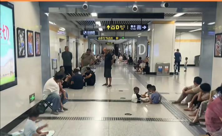 人民的地铁！郑州地铁设置纳凉处，标语引全网泪奔：建设者休息区  第6张