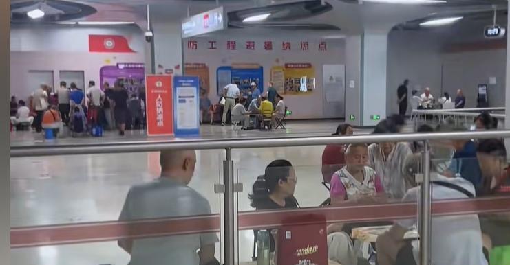 人民的地铁！郑州地铁设置纳凉处，标语引全网泪奔：建设者休息区  第10张