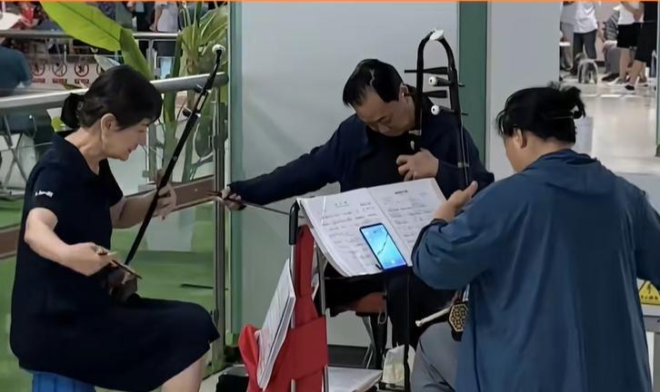 人民的地铁！郑州地铁设置纳凉处，标语引全网泪奔：建设者休息区  第11张