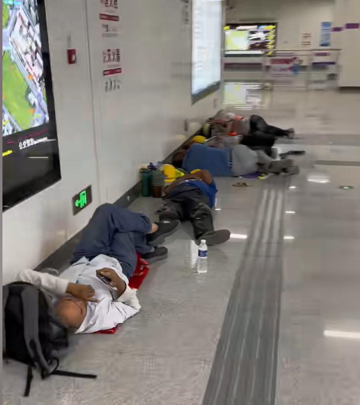 人民的地铁！郑州地铁设置纳凉处，标语引全网泪奔：建设者休息区  第17张