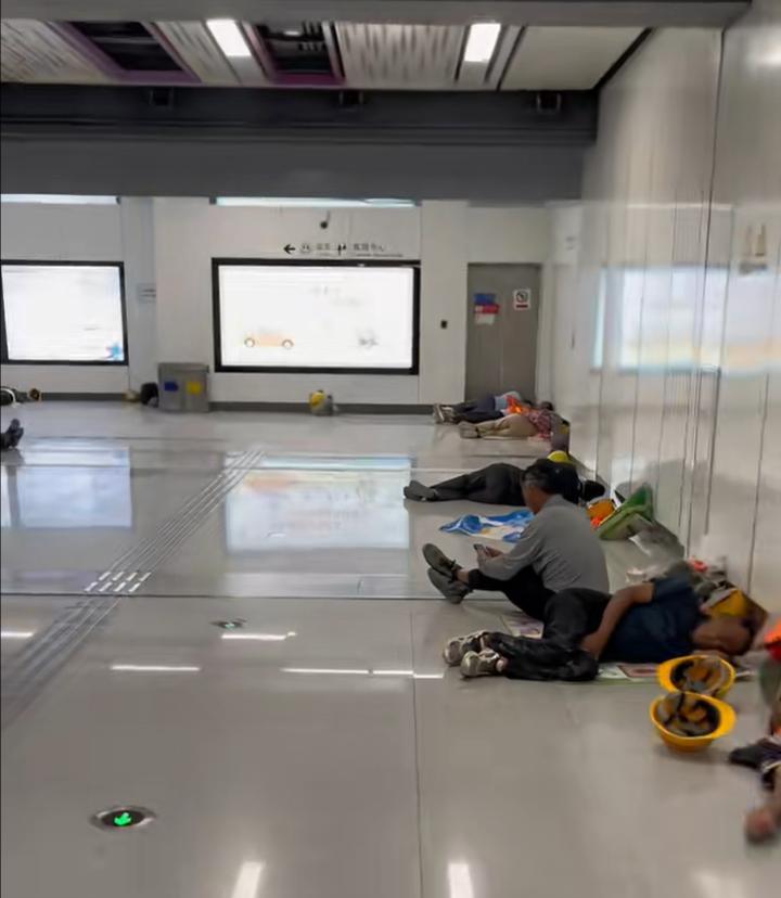 人民的地铁！郑州地铁设置纳凉处，标语引全网泪奔：建设者休息区  第16张